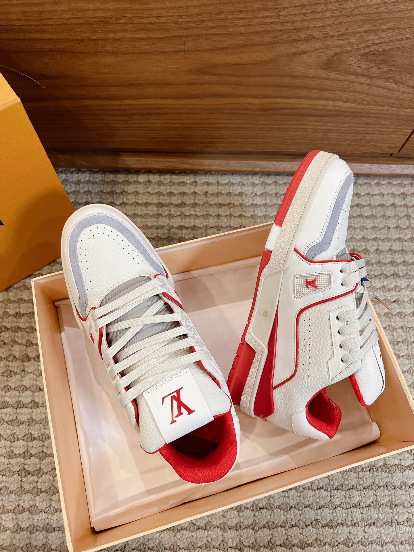 👟👟Ex-factory price 840👟👟 Dongguan high-end supply top version LV-Louis Vuitton 2022 catwalk new style, original 1:1 developed replica! ! It is very comfortable to wear on the foot. It is made of fine workmanship. The upper is spliced ​​with calfskin imported from Italy. The side is decorated with the brand's LOGO and signature. The cowhide foot pads are lined with mesh, making the foot feel super comfortable. The original two-color TPU combination outsole is specially provided by the original factory. Packing process: Goodyear stitching and overlocking Size: 35-44 standard size